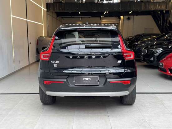 VOLVO-XC40-2021