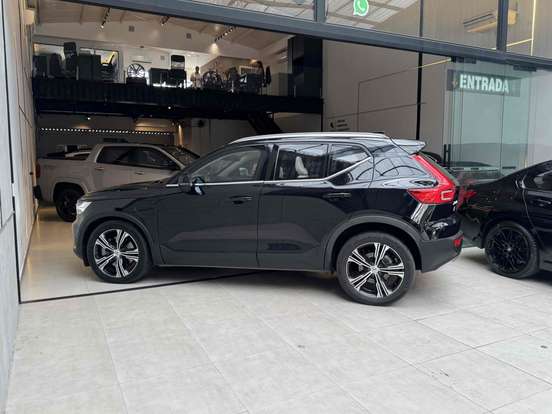 VOLVO-XC40-2021