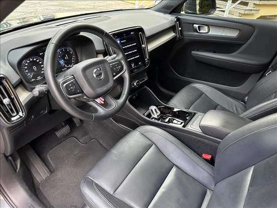 VOLVO-XC40-2020