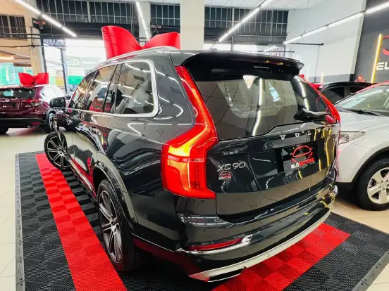 VOLVO-XC90-2018