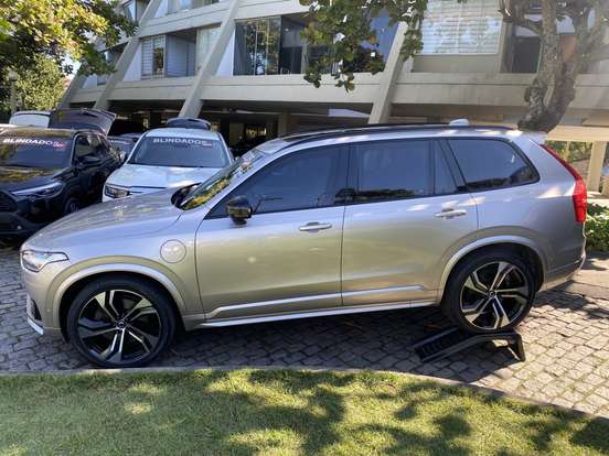 VOLVO-XC90-2022