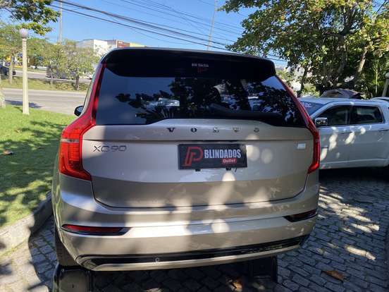 VOLVO-XC90-2022