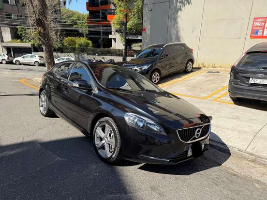 VOLVO-V40-2019