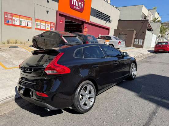 VOLVO-V40-2019