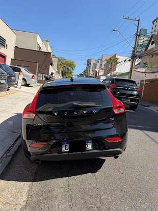 VOLVO-V40-2019