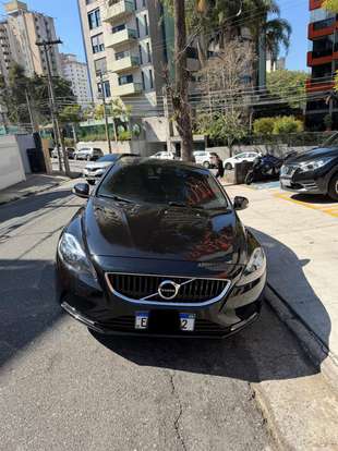 VOLVO-V40-2019