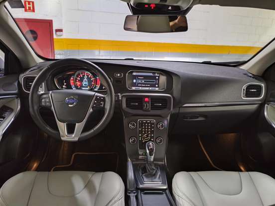 VOLVO-V40-2014