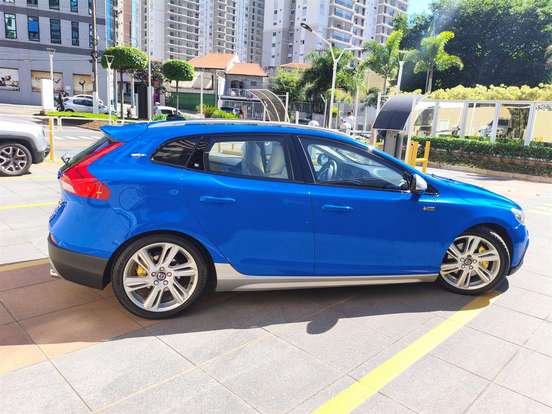VOLVO-V40-2014