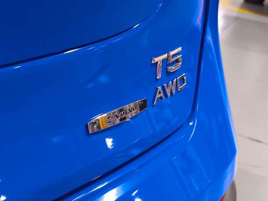 VOLVO-V40-2014