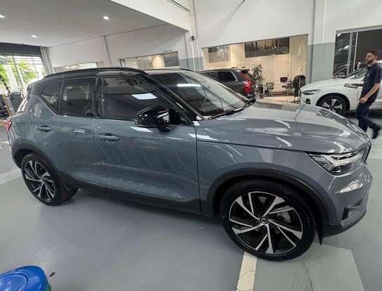 VOLVO-XC40-2021