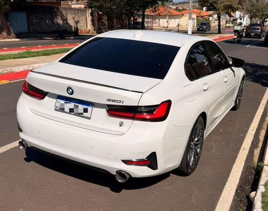 BMW-320i-2020
