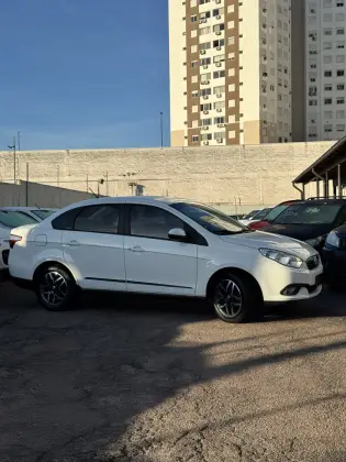 FIAT SIENA 1.6 MPI ESSENCE 16V FLEX 4P AUTOMATIZADO FIAT SIENA 1.6 MPI ESSENCE 16V FLEX 4P AUTOMATIZADO