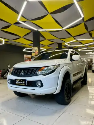 MITSUBISHI L200 TRITON 2.4 16V TURBO DIESEL GL CD 4X4 MANUAL MITSUBISHI L200 TRITON 2.4 16V TURBO DIESEL GL CD 4X4 MANUAL
