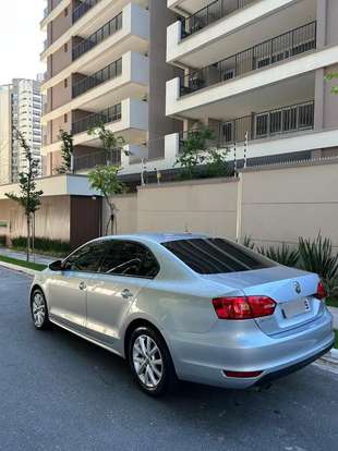 VOLKSWAGEN-JETTA-2012