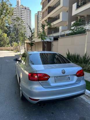 VOLKSWAGEN-JETTA-2012