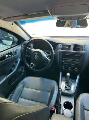 VOLKSWAGEN-JETTA-2012