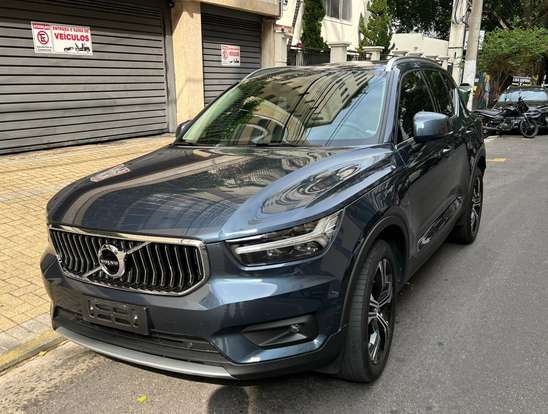 VOLVO-XC40-2021