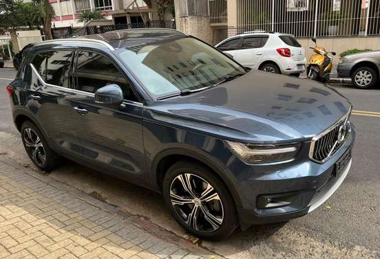VOLVO-XC40-2021