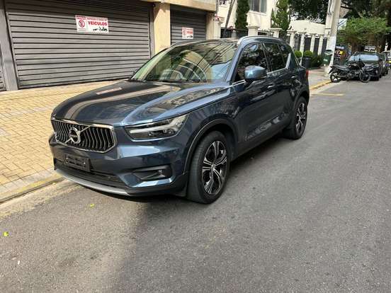 VOLVO-XC40-2021