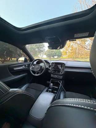 VOLVO-XC40-2022
