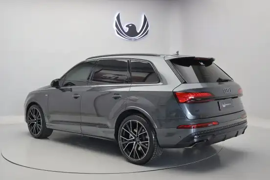 AUDI-Q7-2025