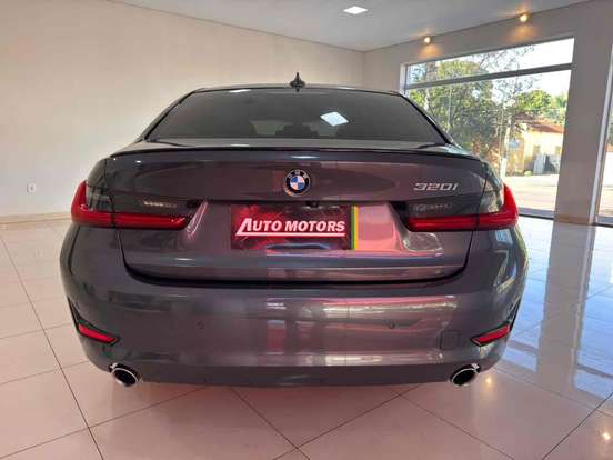 BMW-320i-2020