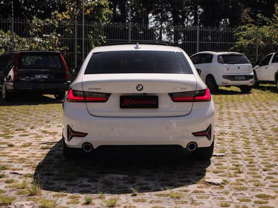 BMW-320i-2020