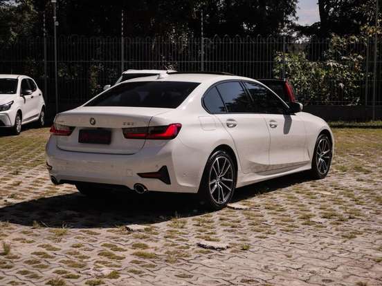 BMW-320i-2020
