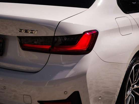 BMW-320i-2020