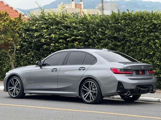 BMW-320i-2023