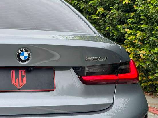 BMW-320i-2023