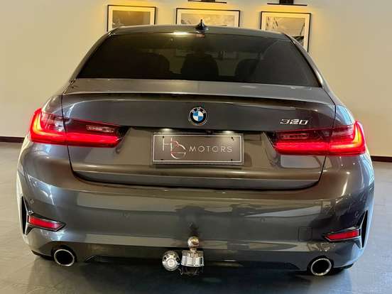 BMW-320i-2019
