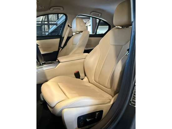 BMW-320i-2019