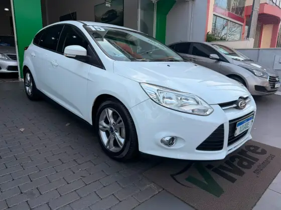 FORD FOCUS 1.6 SE 16V FLEX 4P POWERSHIFT FORD FOCUS 1.6 SE 16V FLEX 4P POWERSHIFT
