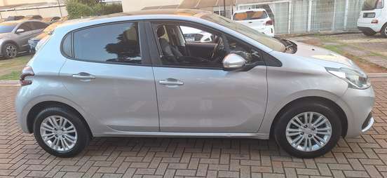 PEUGEOT-208-2017
