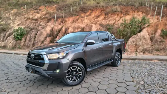 TOYOTA HILUX 2.8 D-4D TURBO DIESEL CD SRV 4X4 AUTOMÁTICO TOYOTA HILUX 2.8 D-4D TURBO DIESEL CD SRV 4X4 AUTOMÁTICO