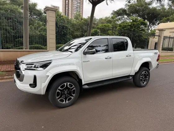 TOYOTA HILUX 2.8 D-4D TURBO DIESEL CD SRX PLUS 4X4 AUTOMÁTICO