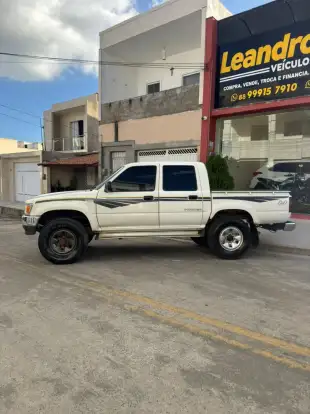 TOYOTA-HILUX-2001