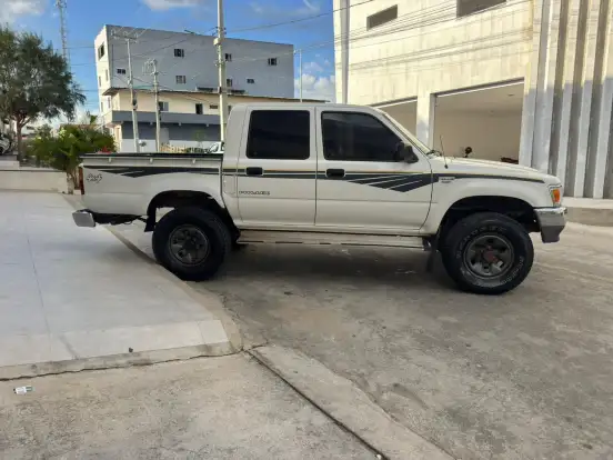 TOYOTA-HILUX-2001
