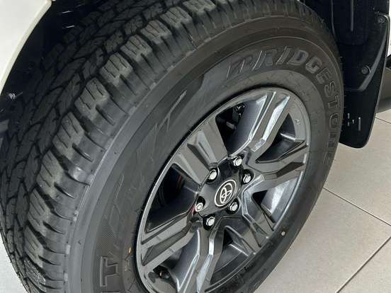 TOYOTA-HILUX-2.8 D-4D TURBO DIESEL CD SR 4X4 AUTOMÁTICO TOYOTA-HILUX-2024