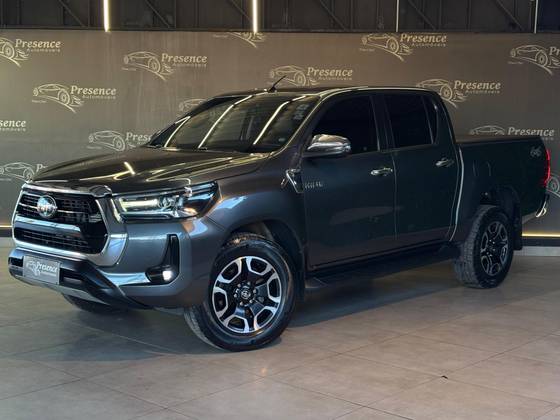 TOYOTA HILUX 2.8 D-4D TURBO DIESEL CD SRX 4X4 AUTOMÁTICO