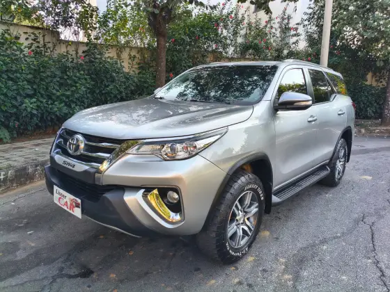 TOYOTA HILUX SW4 2.7 SR 7 LUGARES 4X2 16V FLEX 4P AUTOMÁTICO TOYOTA HILUX SW4 2.7 SR 7 LUGARES 4X2 16V FLEX 4P AUTOMÁTICO