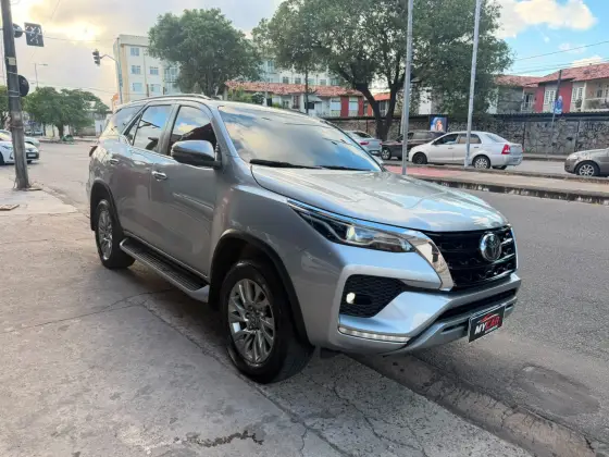 TOYOTA HILUX SW4 2.8 D-4D TURBO DIESEL SRX 7L 4X4 AUTOMÁTICO TOYOTA HILUX SW4 2.8 D-4D TURBO DIESEL SRX 7L 4X4 AUTOMÁTICO