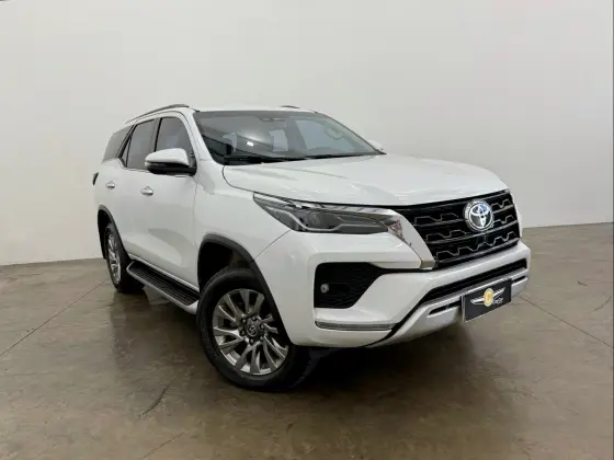 TOYOTA HILUX SW4 2.8 D-4D TURBO DIESEL SRX 7L 4X4 AUTOMÁTICO