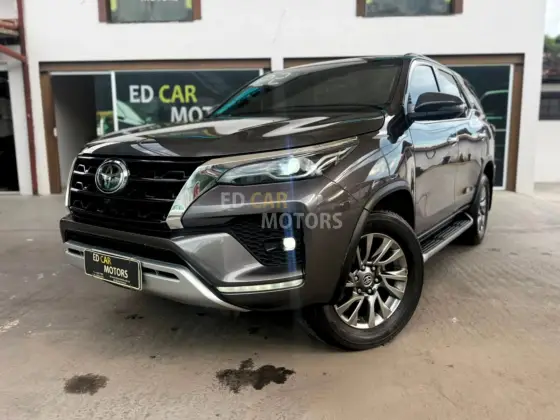TOYOTA HILUX SW4 2.8 D-4D TURBO DIESEL SRX 7L 4X4 AUTOMÁTICO TOYOTA HILUX SW4 2.8 D-4D TURBO DIESEL SRX 7L 4X4 AUTOMÁTICO