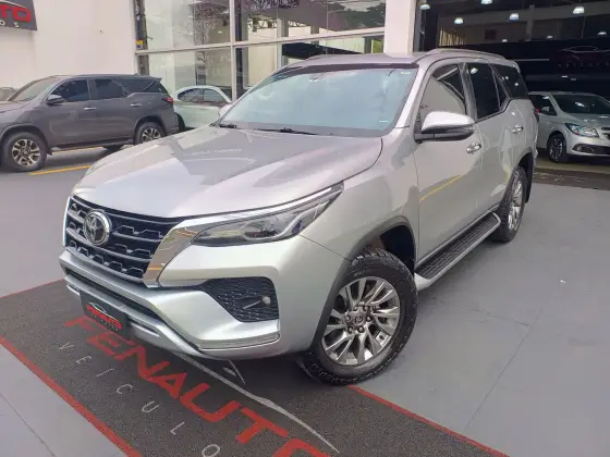 TOYOTA HILUX SW4 2.8 D-4D TURBO DIESEL SRX 7L 4X4 AUTOMÁTICO TOYOTA HILUX SW4 2.8 D-4D TURBO DIESEL SRX 7L 4X4 AUTOMÁTICO