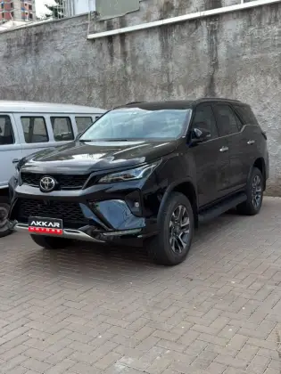 TOYOTA HILUX SW4 2.8 D-4D TURBO DIESEL SRX PLATINUM 4X4 AUTOMÁTICO