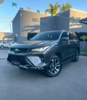 TOYOTA HILUX SW4 2.8 D-4D TURBO DIESEL SRX PLATINUM 7L 4X4 AUTOMÁTICO