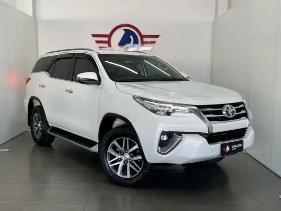 TOYOTA HILUX SW4 2.8 SRX 4X4 7 LUGARES 16V TURBO INTERCOOLER DIESEL 4P AUTOMÁTICO TOYOTA HILUX SW4 2.8 SRX 4X4 7 LUGARES 16V TURBO INTERCOOLER DIESEL 4P AUTOMÁTICO