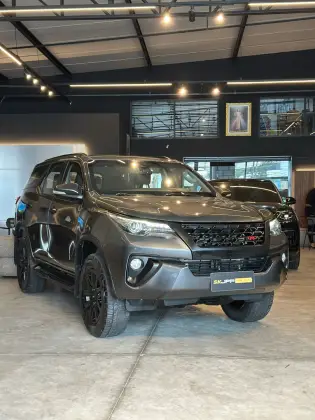 TOYOTA HILUX SW4 2.8 SRX 4X4 7 LUGARES 16V TURBO INTERCOOLER DIESEL 4P AUTOMÁTICO